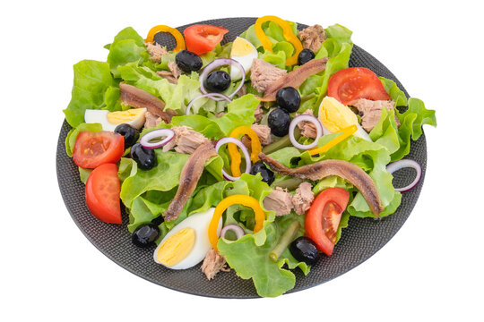 assiette de salade ni&ccedil;oise isol&eacute; sur un fond blanc