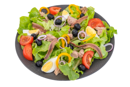 assiette de salade niçoise isolé sur un fond blanc
