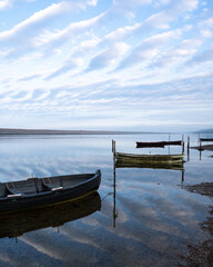 Obraz premium Boats sitting on water reflecting the sky in Dorset
