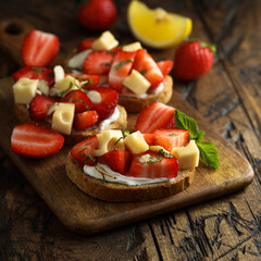 Strawberry toasts with almon and cheese