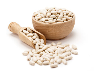 Biała fasola w drewnianej łopatce i miseczce izolowane na białym tle