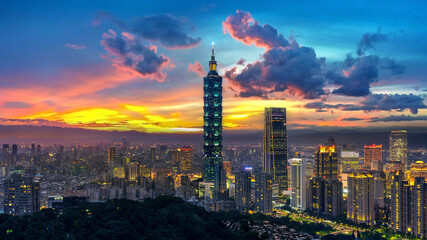 Obraz premium Taipei cityscape at sunset in Taiwan.
