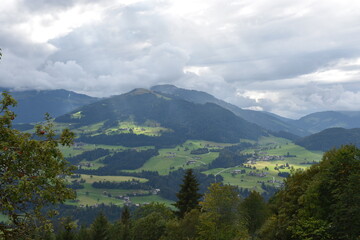 Alpen-Tal-Wolken-Wiese