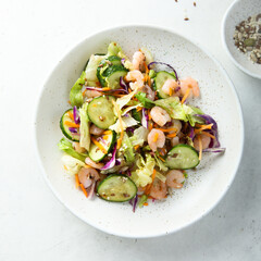 Green salad with shrimps and seeds