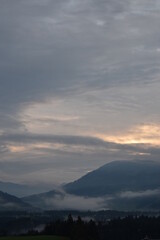 Alpen-Sonnenuntergang-Himmel-Wolken