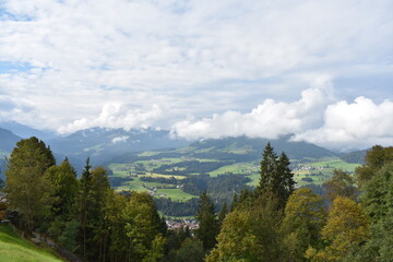 Alpen-Wolken-Tal-Himmel