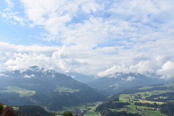 Alpen-Wolken-Tal-Himmel
