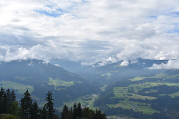 Alpen-Wolken-Tal-Himmel