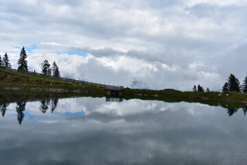 Alpen-See-Alpensee-Österreich-Berge-Wolken-Wasserspiegelung