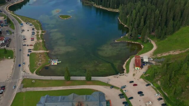 Lago di Misurina con tre cime al tramonto, vista dal drone	