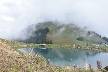 Alpen-See-Alpensee-Österreich-Berge-Wolken-Wasserspiegelung
