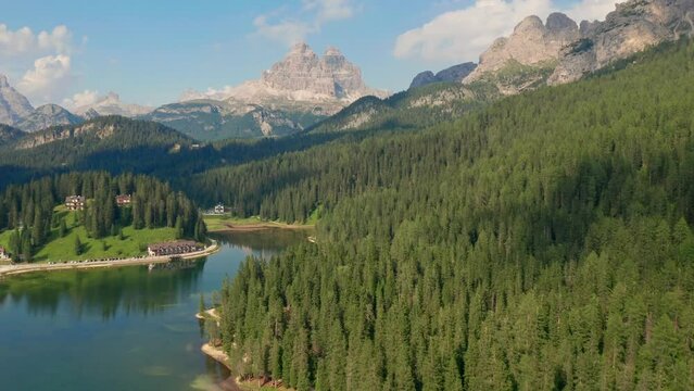 Lago di Misurina con tre cime al tramonto, vista dal drone	