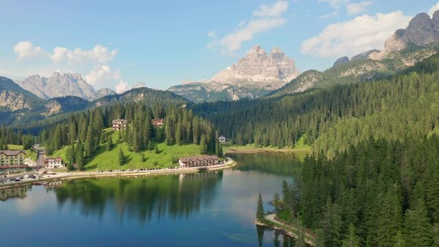 Lago di Misurina con tre cime al tramonto, vista dal drone	