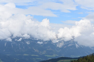 Fototapeta premium Alpen-Berge-Wälder-Wiesen-Tal