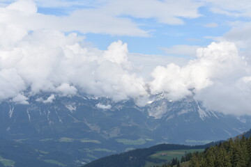 Alpen-Berge-Wälder-Wiesen-Tal