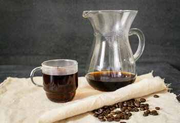 コーヒーサーバーと耐熱ガラスのカップ