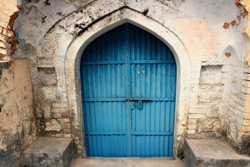Fototapeta na wymiar Old blue gate, ancient entrance in India, Rishikesh.