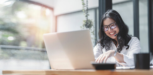 Portrait of  caucasian happy carefree female with eyeglasses having video call via laptop sitting cafe laughing joyfully. - obrazy, fototapety, plakaty