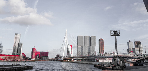 Straßen von Rotterdam Brücke mit Schiffen Wolkenkratzer und Wolken 