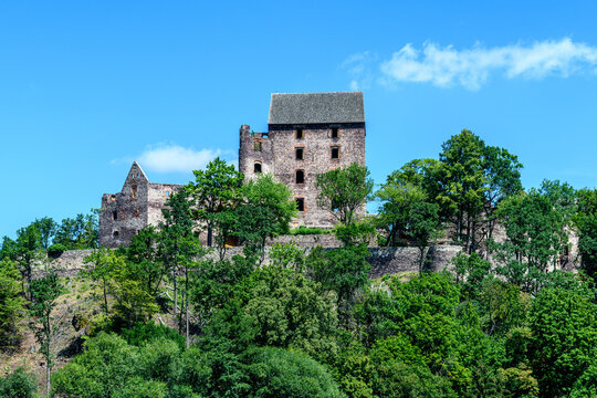 Osłoneczniony zamek Świny w lecie na Dolnym Śląsku niedaleko Bolkowa