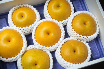 趣向を凝らして並べて、様々な角度から撮影した美味しそうな梨