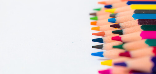 Detalle de lápices de colores. Fondo para recurso gráfico. Fotografía con desenfoque selectivo