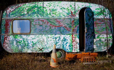 Ancienne caravane abandonnée 