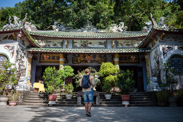 Hombre entrando a templo budista de los alerededores de la ciudad de Da Nang. Chua linh pagoda, en...