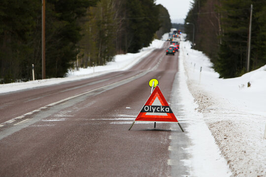 Skylt uppsatt av r&auml;ddningstj&auml;nsten som varnar f&ouml;r trafikolycka.