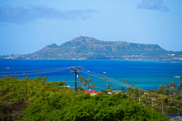 Obraz premium Diamond Head crater as seen from the distant Koko crater in the east of Honolulu on O'ahu island in Hawaii