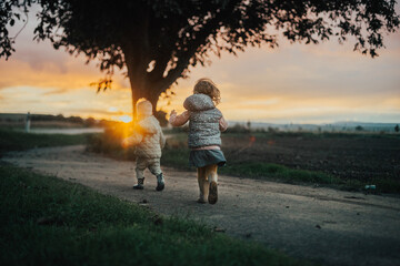 Kinder im Sonnenuntergang