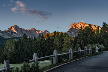 Letzte Sonnenstrahlen bringen die Berggipfel zum Glühen, Dolomiten, Italien, Südtirol,...