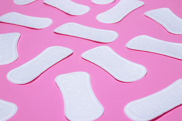 Feminine hygiene pads on a pink background. Concept of feminine hygiene during menstruation. top view.