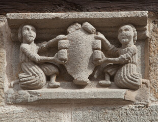 Statue sculptée dans la pierre et représentant deux hommes se servant à boire