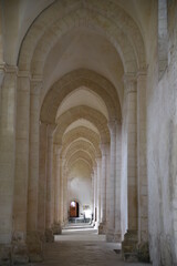 Fototapeta na wymiar Arcs de pierre de l'abbaye de Pontigny en Bourgogne. France