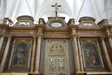 Fototapeta na wymiar Clôture du choeur de l'abbaye de Pontigny en Bourgogne. France