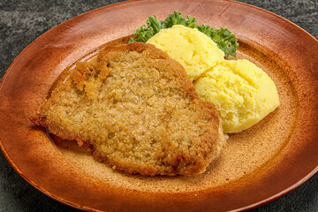 Crispy chicken schnitzel with mashed potato