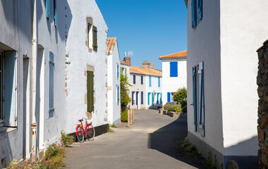 Vieux vélo rouge dans les rue de l'île de Noirmoutier en Vendée, France.