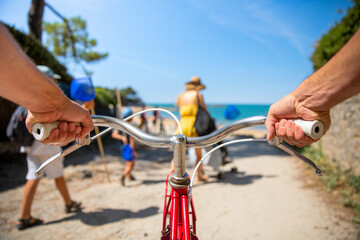 Balade à vélo en bord de mer sur l'île de Noirmoutier en France. - obrazy, fototapety, plakaty