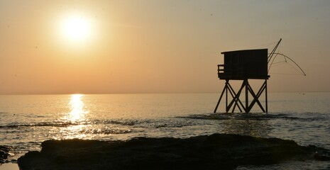 Cabane de pêche au coucher de soleil
