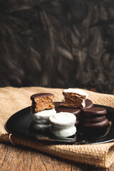 Alfajor artesanal de chocolate blanco y chocolate negro relleno de dulce de lecha