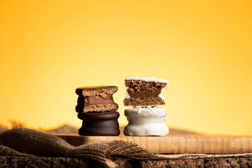 Alfajor artesanal de chocolate blanco y chocolate negro relleno de dulce de lecha