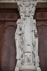 Statues du portail de la cathédrale d'Autun en Bourgogne. France	