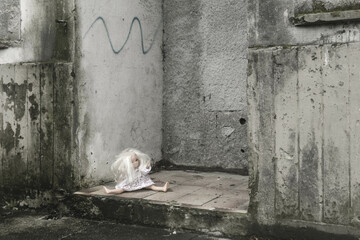 Boneca de criança abandonada na rua em bairro obscuro