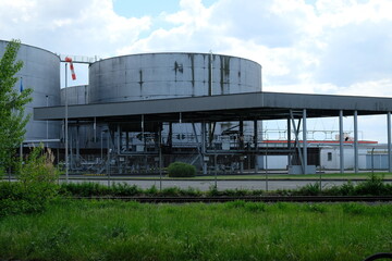 Fototapeta na wymiar FU 2021-05-13 Rheinhafen 296 Industriegebäude mit Wiese