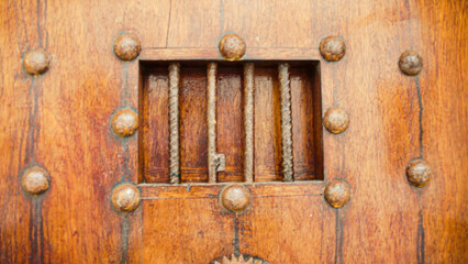 Puerta de madera maciza con rejilla de apertura. Solid wood door with opening grille.