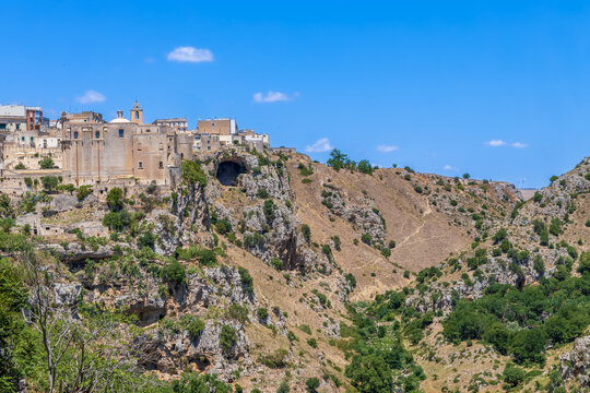Kirche des Heiligen Augustinus im Sasso Barisano mit der Schlucht der Gravina von Matera