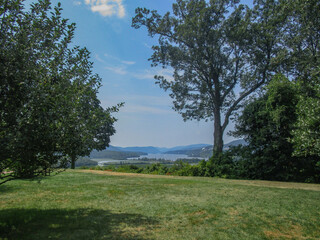Garrison, New York, USA: View of the Hudson River from the grounds of Boscobel, an historic 19th-century house. - obrazy, fototapety, plakaty