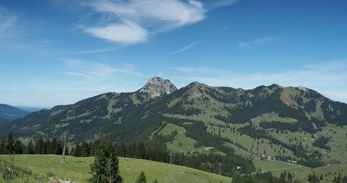 Bayerische Berglandschaft - Sudelfeldkopf bahn und Sch&ouml;ngrat Sesselbahn - Skiweg aus Speck Alm und Waller Alm mit Blick auf den Wendelstein