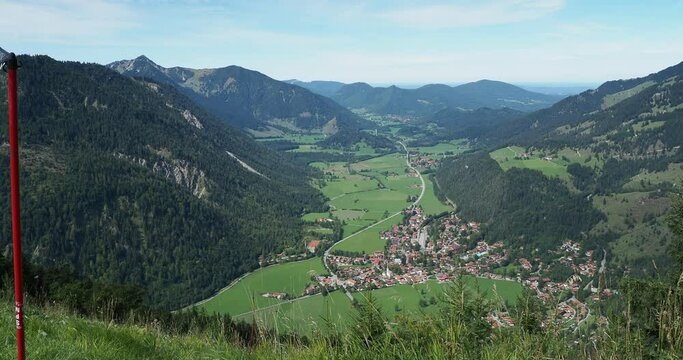 Bayerische Berglandschaft - Bayrischzell, gemeinde im Oberbayern am Fu&szlig;e des Wendelsteinmassivs in den bayerischen Alpen. Ansicht von Sudelfeld und Waller Alm